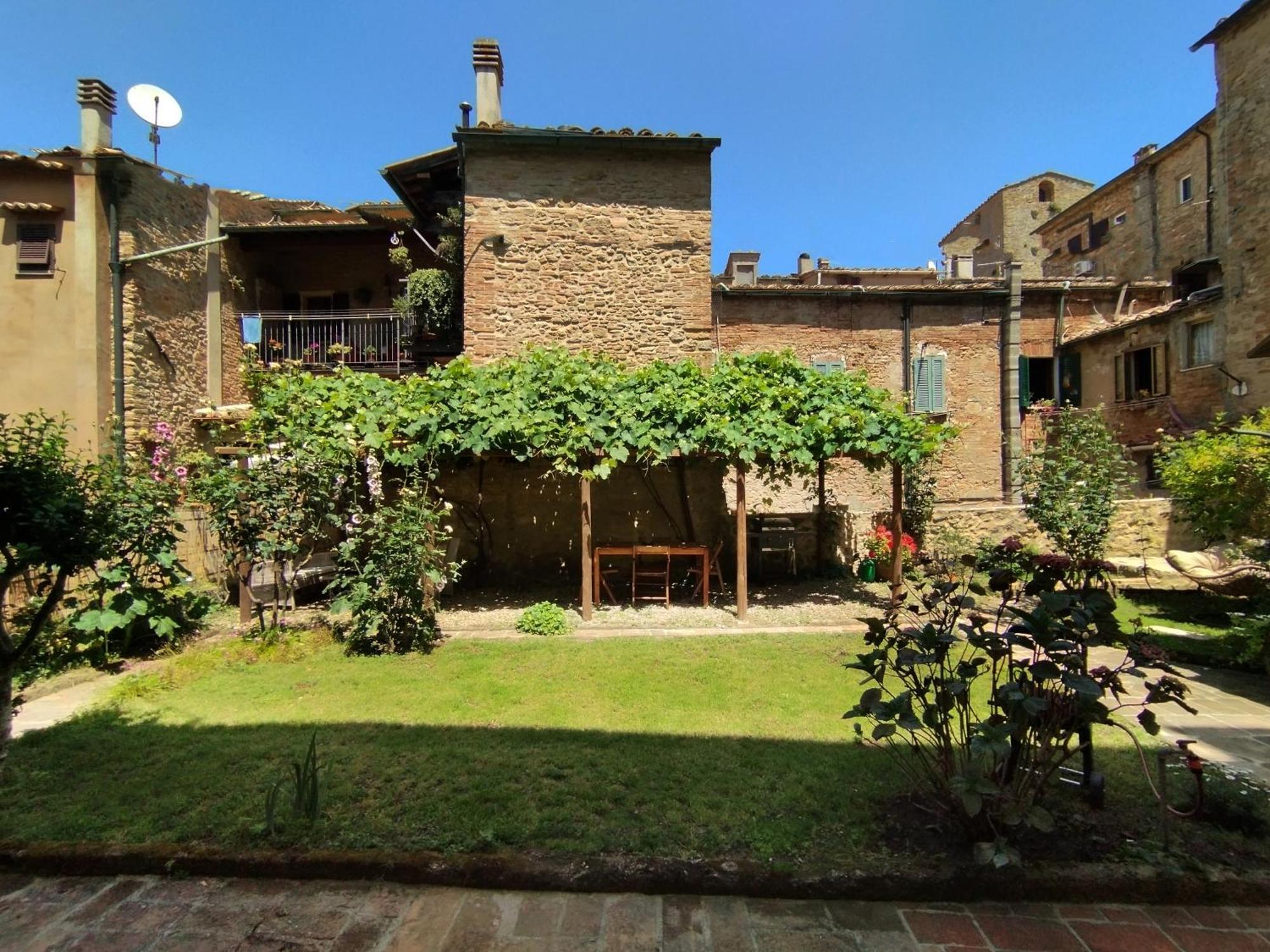 Il Cantuccio- Appartamento In Centro Con Giardino Volterra Dış mekan fotoğraf