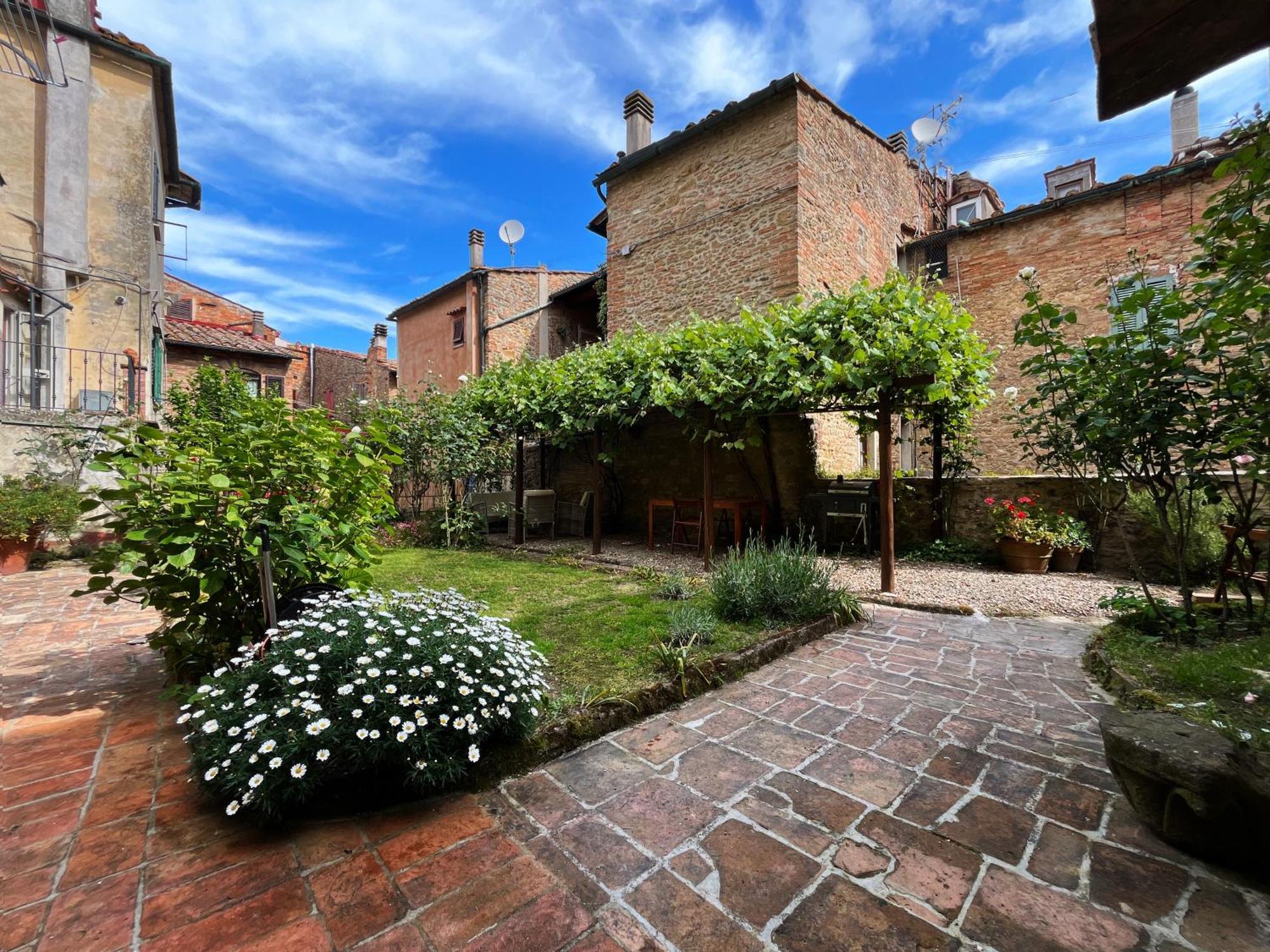 Il Cantuccio- Appartamento In Centro Con Giardino Volterra Dış mekan fotoğraf